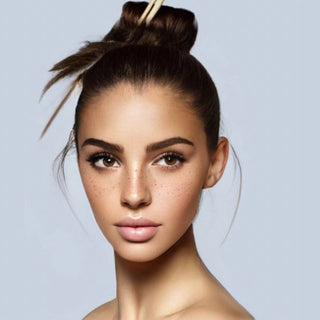 Perfekte Frisur für den Sommer mit Extensions: Messy Bun.
